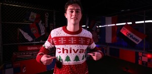 Brian Gutiérrez con un suéter de Chivas en su presentación