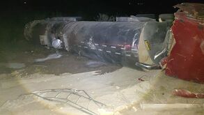 Camió cargado con Leche se encuentra volcado sobre los laterales de una autopista en San Pedro, Coahuila.