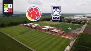 Vista aérea de un centro de entrenamiento de fútbol con varios campos verdes. Se ven los logos de las Federaciones de Fútbol de Colombia y Corea y un emblema de