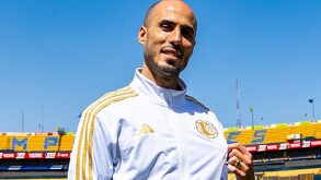 Guido Pizarro en el estadio Universitario presumiendo el escudo de Tigres en el centro del campo del 'Volcán'.