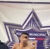 Hombre sin camisa y con cara censurada junto a dos policías