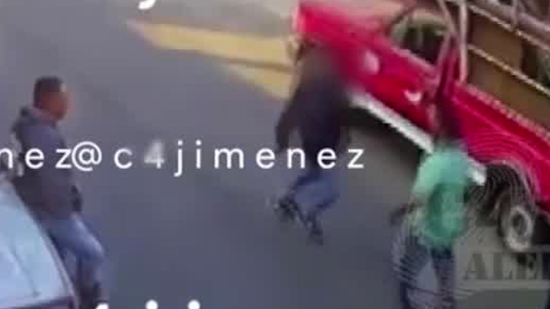 En las imágenes captadas por una cámara de seguridad se observa como Irving 'N' ataca a su vecino con la intención de herirlo.