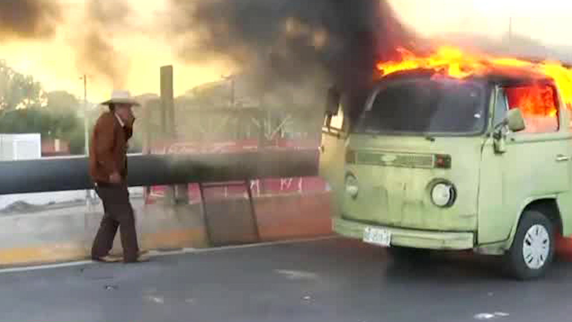 Elementos del Heroico Cuerpo de Bomberos arribaron al lugar a sofocar el incendio.