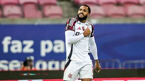 Juninho disputando un partido con el Flamengo de Brasil.