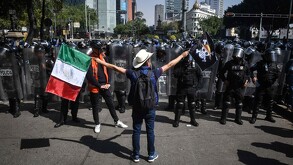 Joven de la Generación Z marchando en la Ciudad de México.