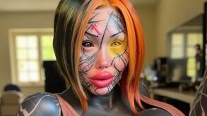 Mary Magdalene, aparece con múltiples tatuajes en el rostro y el cuerpo, además tiene un ojo de diferente color.