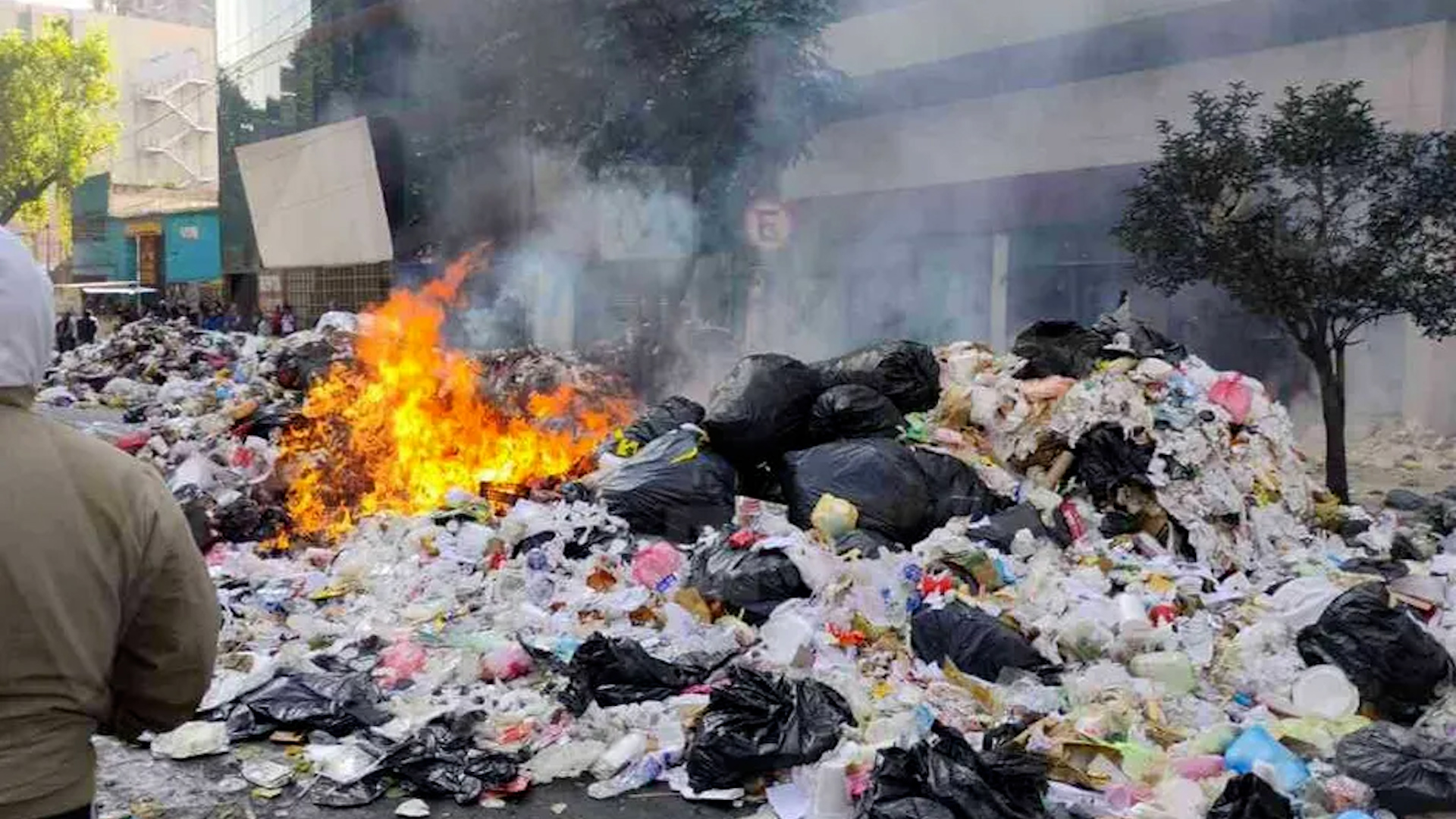Los trabajadores de las 16 alcaldías de la Ciudad de México arribaron en al lugar con 20 camiones de basura.