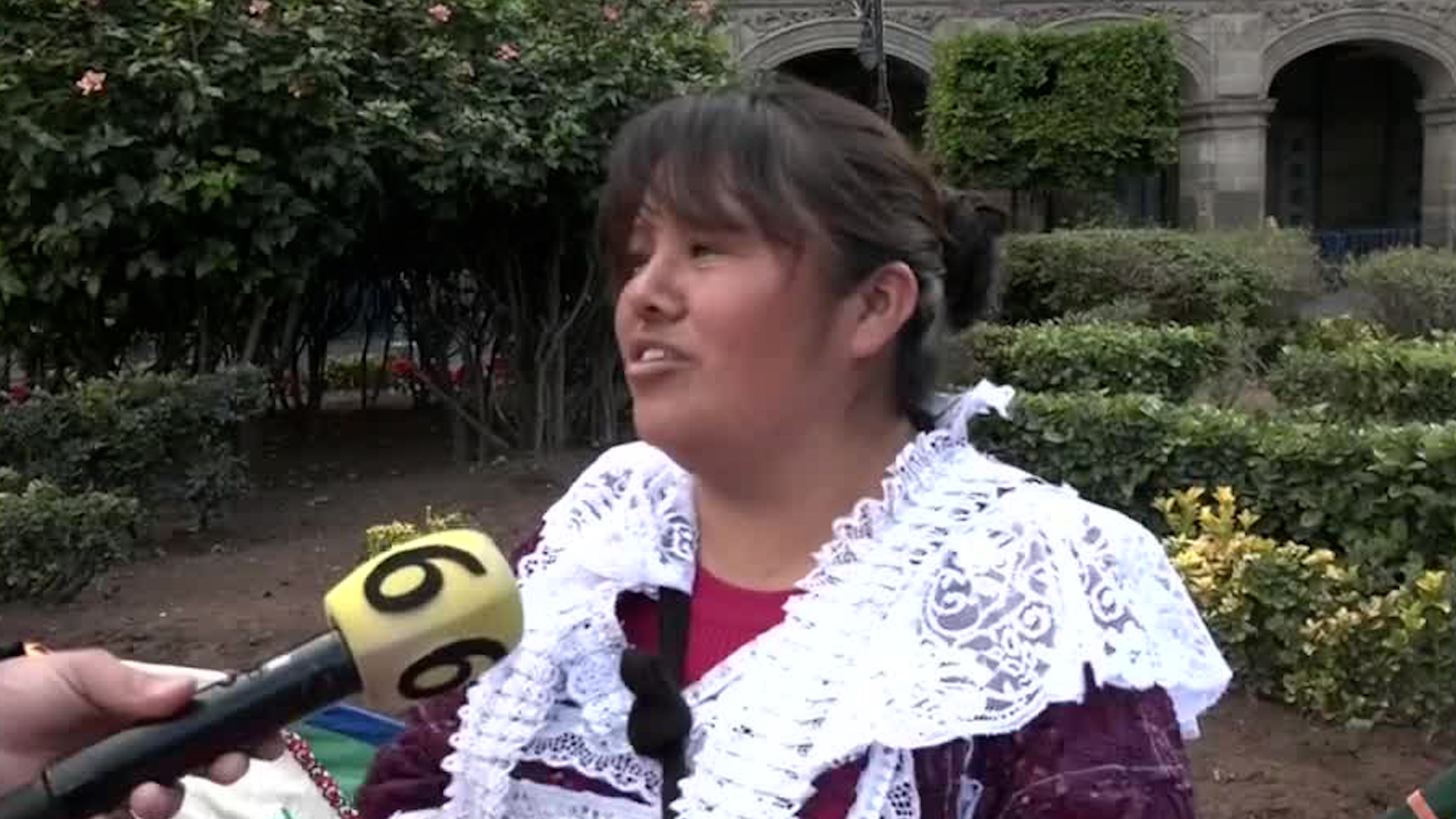 Artesanos indígenas Mazahuas exponen que el gobierno de la Ciudad no les deja vender sus artesanías en la plancha del Zócalo.