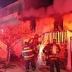 Bomberos de Guadalajara subiendo una escalera y entrando dentro de una casa a través de un balcón para apagar un incendio