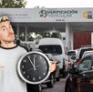Centro de verificación vehicular en Puebla junto a un hombre sosteniendo un reloj.