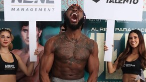 Raphael Igbokwe posando arriba de la báscula en la ceremonia de pesaje previa al combate en contra de Marco Verde.