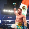 Canelo Álvarez en los hombros de Eddy Reynoso.