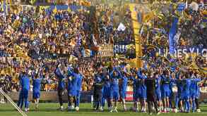 Jugadores de Tigres en el Universitario en el entrenamiento con afición posando para una fotografía junto a los 'Libres y Lokos'.