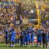 Jugadores de Tigres en el Universitario en el entrenamiento con afición posando para una fotografía junto a los 'Libres y Lokos'.