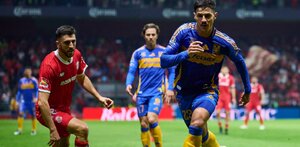 Paulinho y Rómulo Zwarg durante la jornada 5 del Clausura 2025 en el estadio Nemesio Diez cuando Toluca recibió a Tigres.