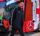 Antonio Mohamed bajando del autobús del Toluca en el estadio Universitario para la Final de ida en el Apertura 2025.