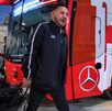 Antonio Mohamed bajando del autobús del Toluca en el estadio Universitario para la Final de ida en el Apertura 2025.