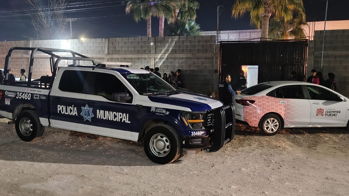 Patrulla de policía de Torreón junto a un auto en color blanco