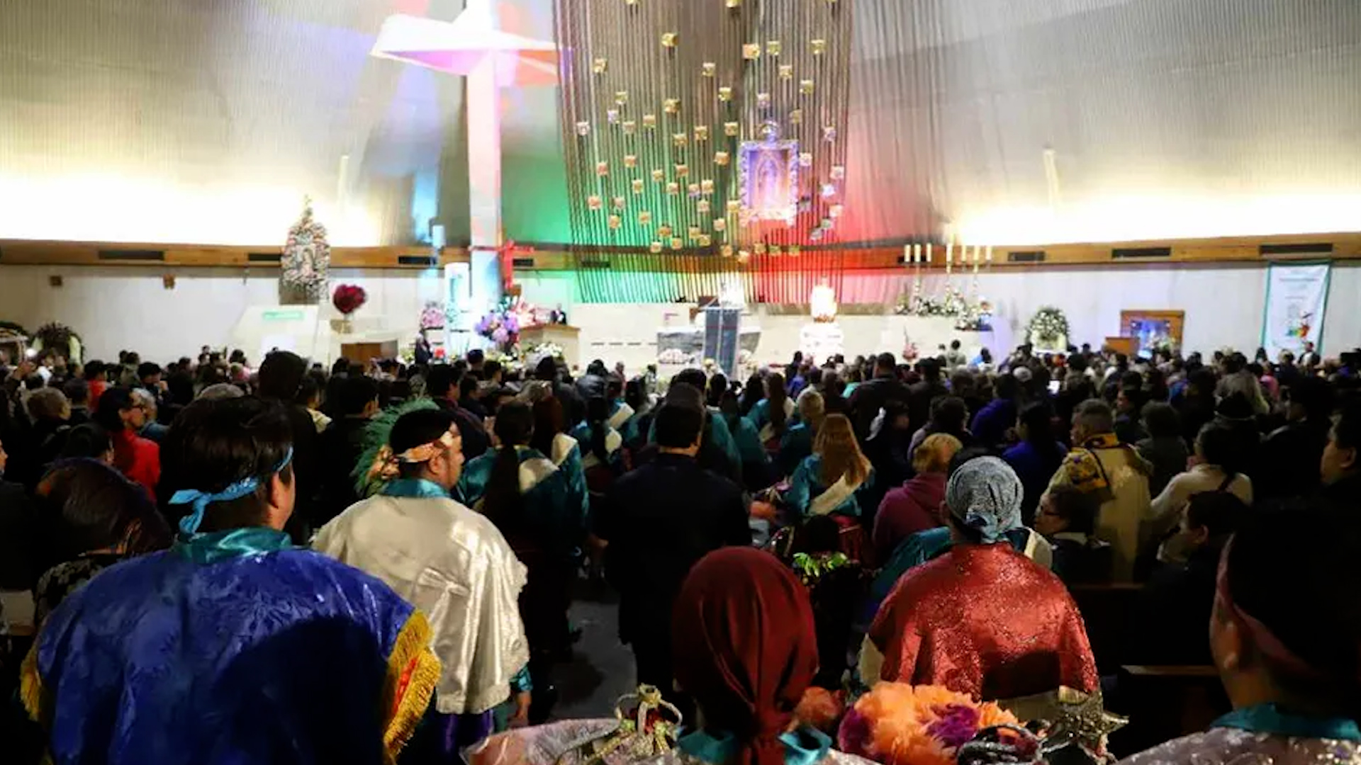 Los visitantes a este recinto religioso mantienen los comercios locales activos después de la festividad.