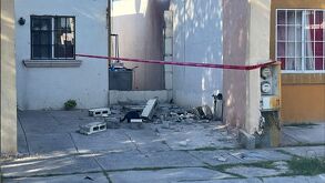 La barda derribada tras recibir balonazos en Hacienda Santa María