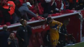 Un aficionado del Toluca golpeó a Gignac cuando este fue sustituido.