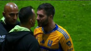 André-Pierre Gignac encarando a Luis Enrique Santander.