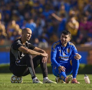 Ángel Correa y Guido Pizarro en el centro del campo del Universitario tras el entrenamiento a puerta abierta previo a la Final contra Toluca.