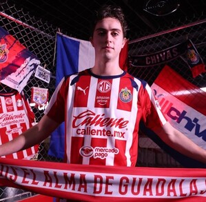 Brian Gutiérrez con la indumentaria del equipo de Chivas.