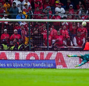 Nahuel Guzmán en su cobro de penal.