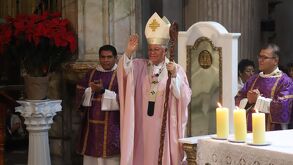 Arzobispo Víctor Sánchez Espinosa, durante misa dominical en Puebla.