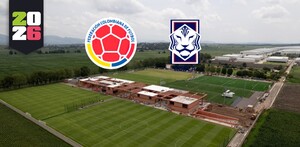 Vista aérea de un centro de entrenamiento de fútbol con varios campos verdes. Se ven los logos de las Federaciones de Fútbol de Colombia y Corea y un emblema de
