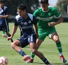 Dos jugadores disputando una pelota en la cancha del Club Alpha de Xonaca.