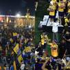 Aficionados de Tigres festejando el campeonato del equipo en la Macroplaza y en 2023 en el estadio Universitario.