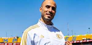Guido Pizarro en el estadio Universitario presumiendo el escudo de Tigres en el centro del campo del 'Volcán'.