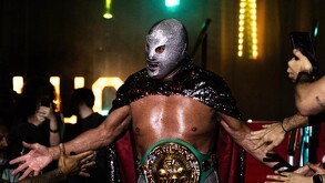 El Hijo del Santo saliendo con un campeonato a una pelea.