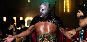 El Hijo del Santo saliendo con un campeonato a una pelea.