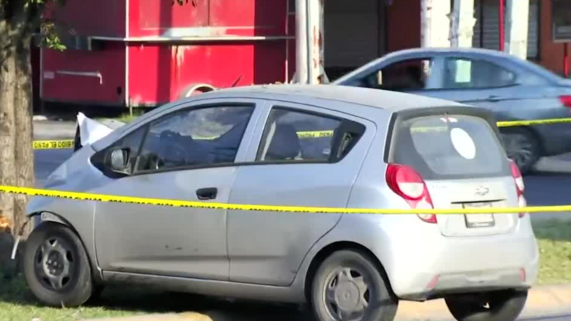 De acuerdo con los primeros informes la mujer que manejaba el vehículo perdió el control del mismo y chocó contra un árbol.
