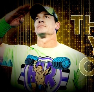 John Cena en su famosa pose militar saludando al público.