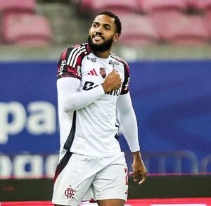 Juninho disputando un partido con el Flamengo de Brasil.