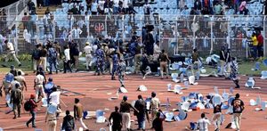 Aficionados arrancaron butacas del Salt Lake Stadium tras la visita de Messi a la India.