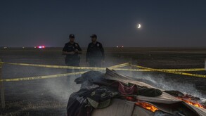 Durante las labores de sofocación del fuego, los cuerpos de emergencia localizaron en el interior del inmueble a una persona que ya no presentaba signos vitales