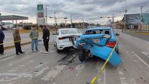 Se registró un fuerte accidente en la carretera federal a Tehuacán, en la que un conductor embistió a otros dos autos chocados.