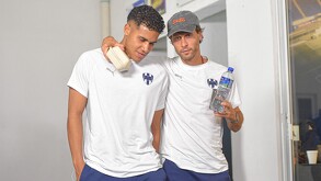 Tony Leone conviviendo en Rayados con Sergio Canales
