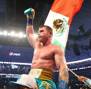 Canelo Álvarez en los hombros de Eddy Reynoso.