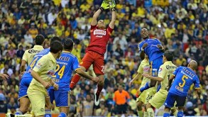 Jugadores del partido entre Tigres y América en el Apertura 2014.