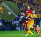 Jesús Angulo y Paulinho en la final de ida del Apertura 2025 entre Tigres y Toluca.