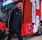 Antonio Mohamed bajando del autobús del Toluca en el estadio Universitario para la Final de ida en el Apertura 2025.
