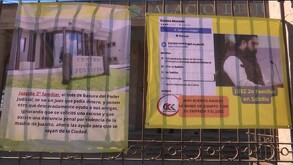 Se observan unas lonas y en una de ellas se ve una foto que dice Carlos Moreno.