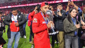 Alexis Vega besando el trofeo de campeón tras ganar la Final del Apertura 2025 con Toluca,