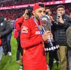 Alexis Vega besando el trofeo de campeón tras ganar la Final del Apertura 2025 con Toluca,